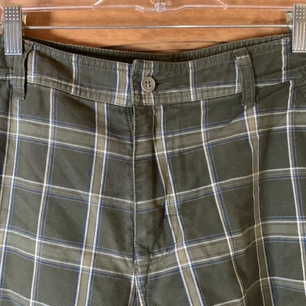 North Face green plaid flat front casual shorts Size 36